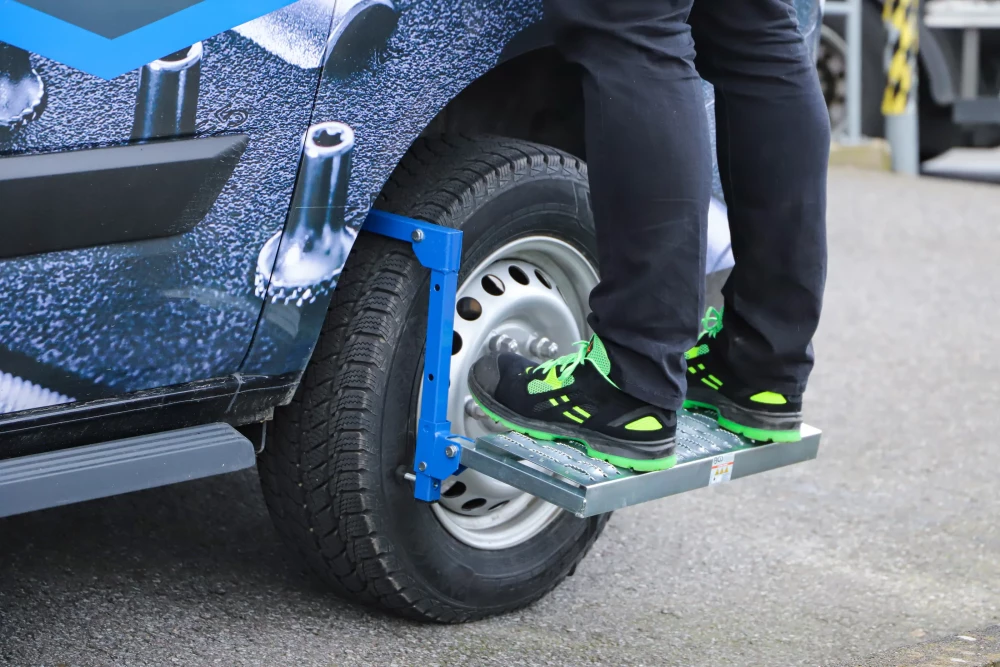 Gumiabroncsra szerelhető, összehajtható fellépő | állítható | kisteherautókhoz és 4x4-es járművekhez